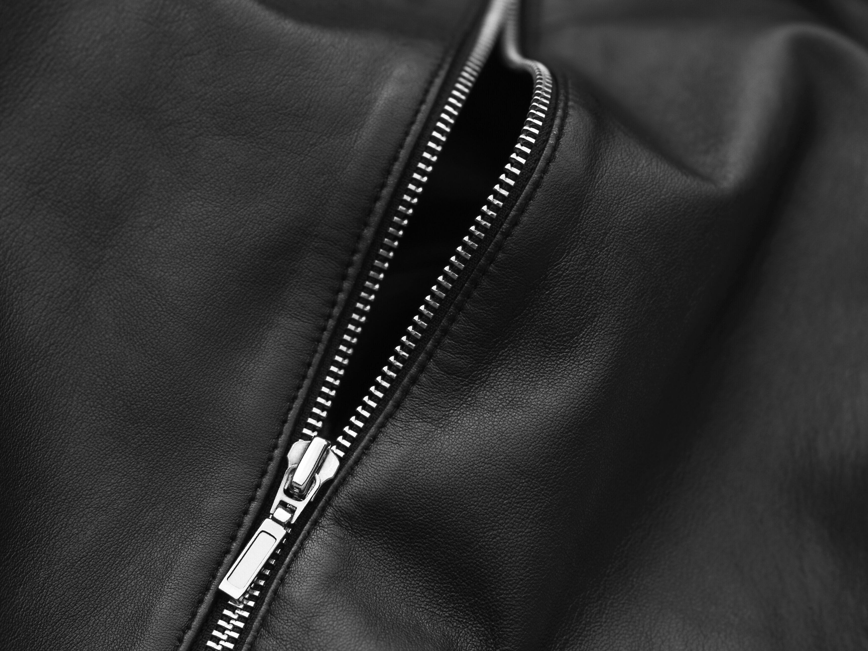 Among the Swedish brands and innovations, we find the zip. Here, a zip in a black jacket.