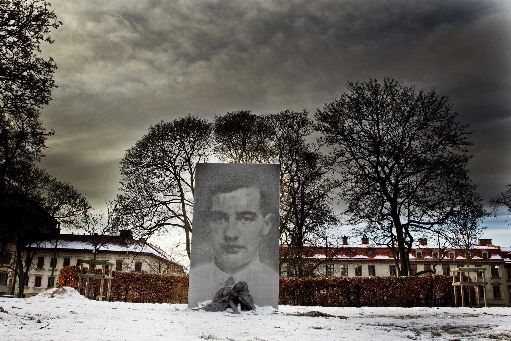 A Raoul Wallenberg monument in a park.