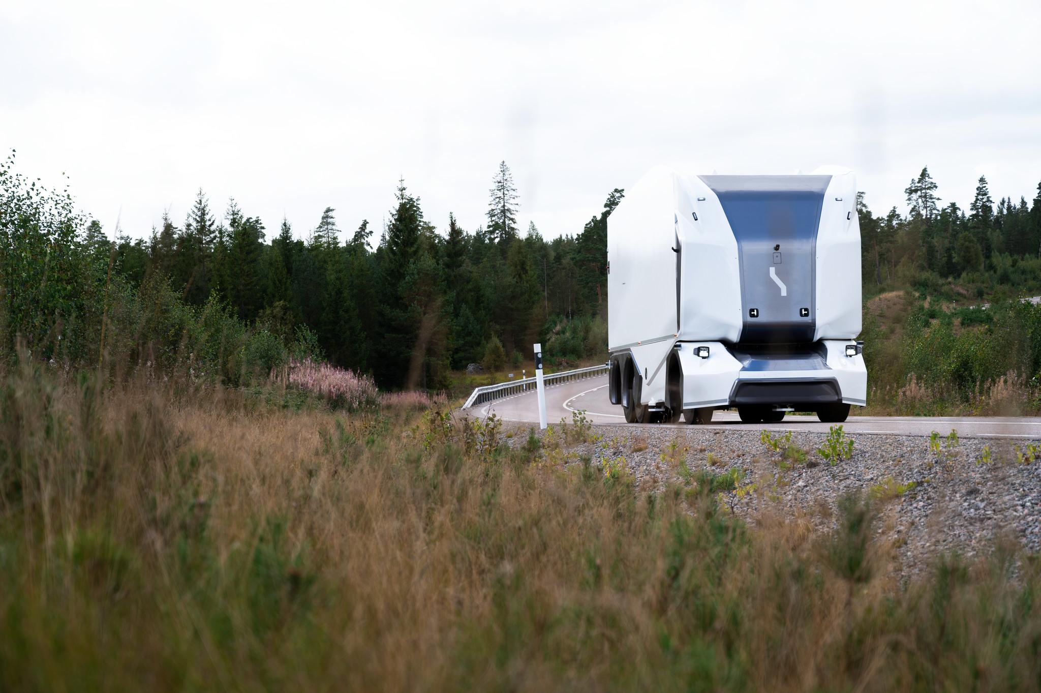 A futuristic-looking white lorry on a road. Einride is one of the Swedish companies that want to contribute to the electrification of transport.