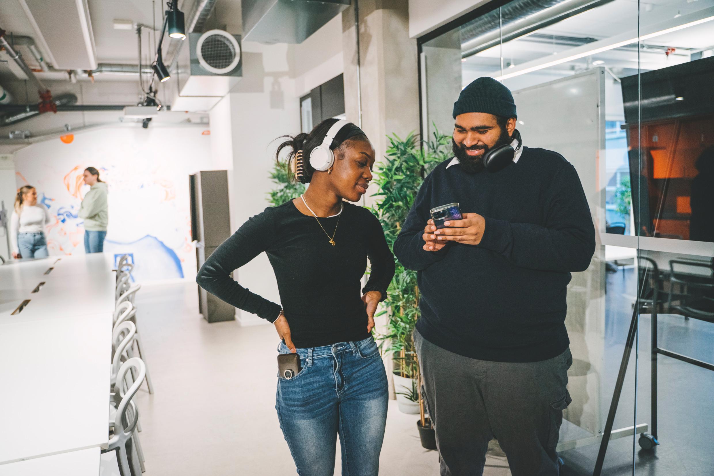 lieselotte_van_der_meijs-inspiring_meetings-8799 People using mobile phones in a modern work environment in Sweden.