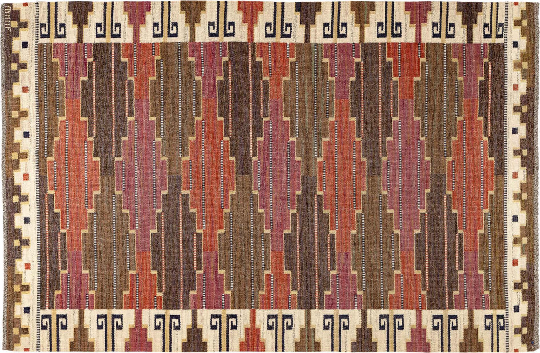 A rug in mauve and brown colours.