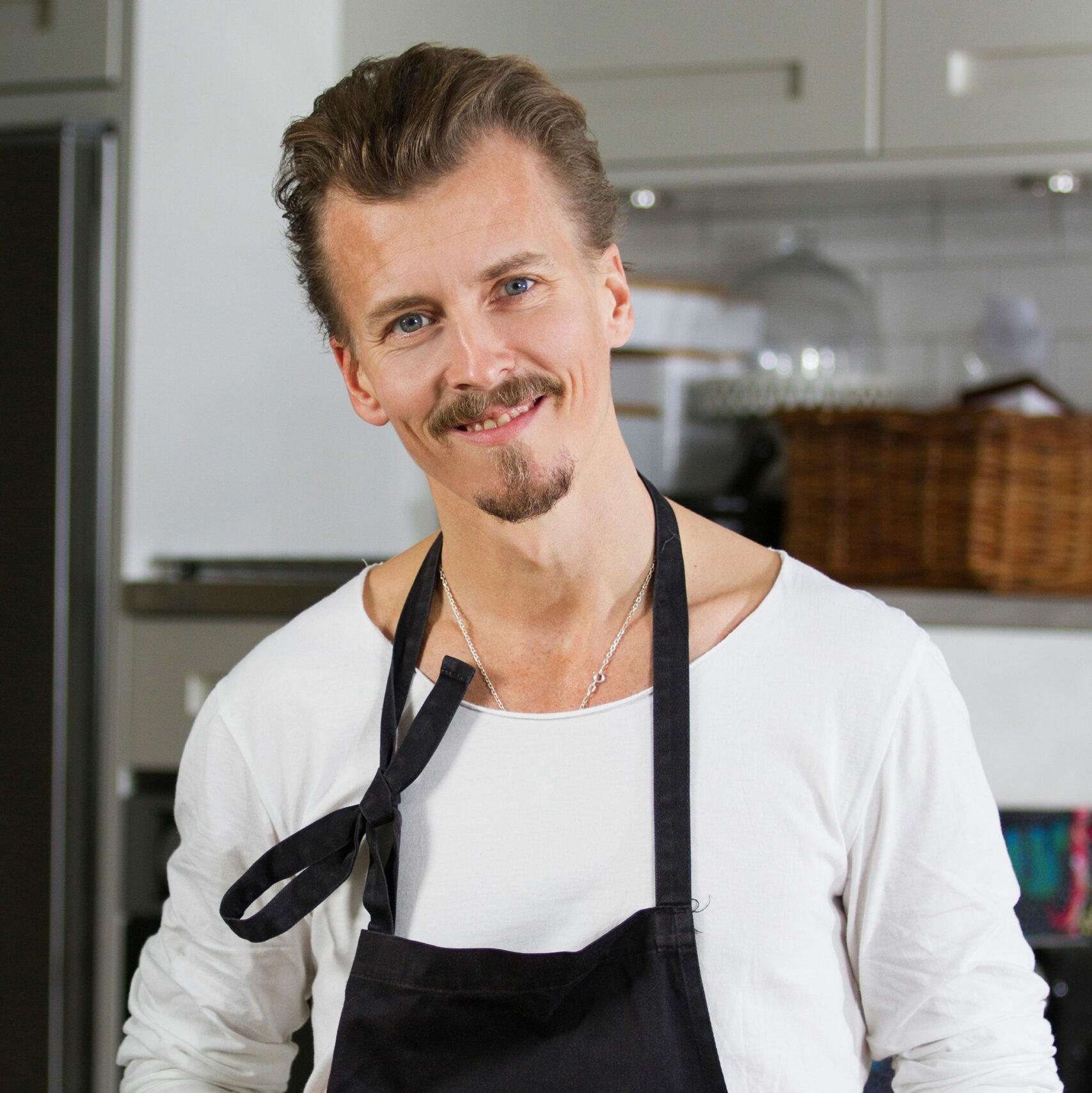 Paul Svensson chopping broccoli in a kitchen. He has a few Swedish recipes on his resume.