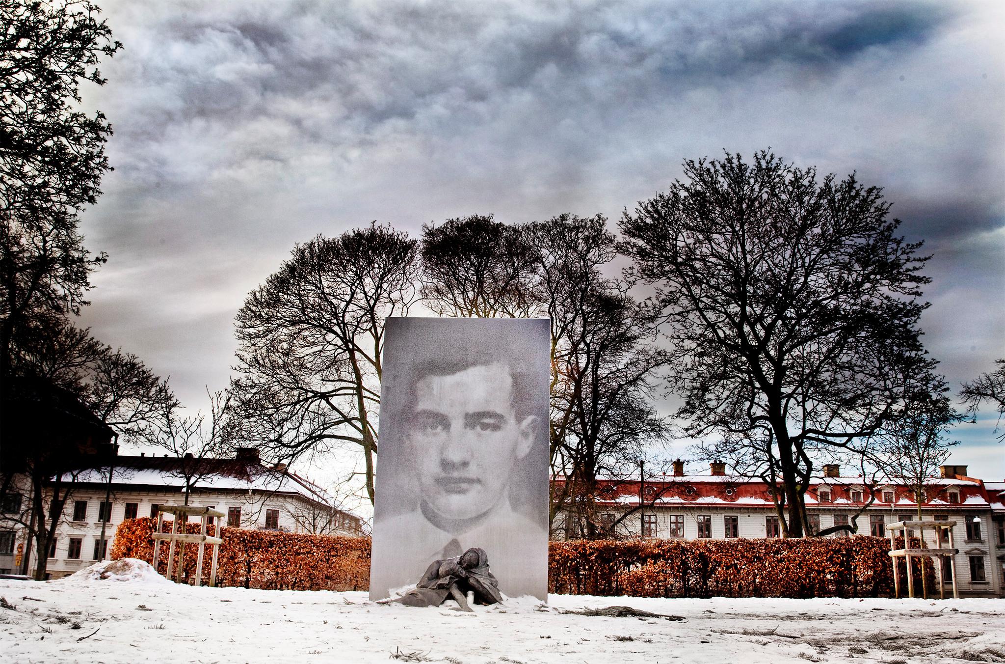A monument over Raoul Wallenberg in a park. Snow on the ground.