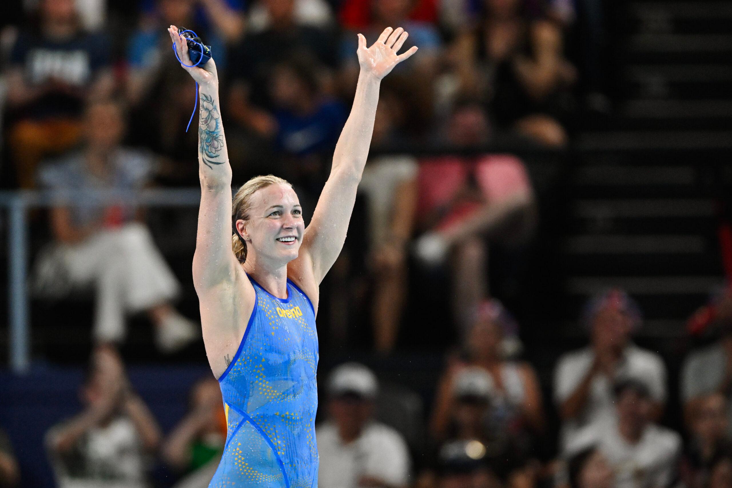 WEB_SPORT Sarah Sjöström with her arms in the air after a win.