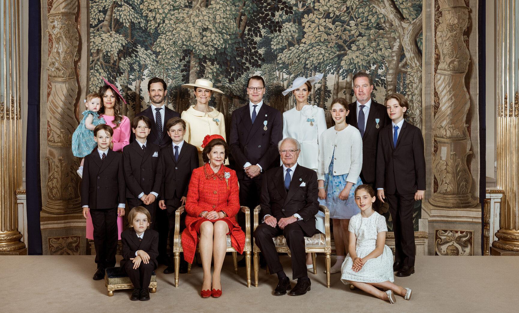 20260613_Kungafamiljen_Foto_Linda_Brostrom_Kungl.Hovstaterna_(1) A group photo of the Swedish royal family.